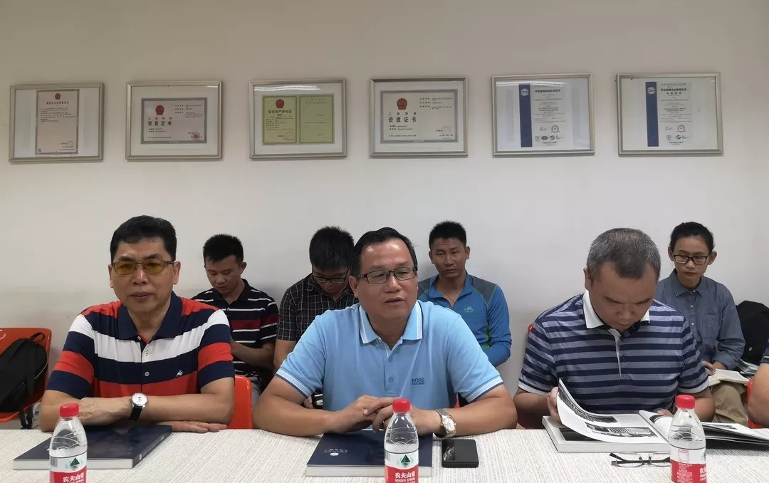 1广西勘察设计协会副理事长、秘书长兼工程勘察专委会主任卢玉南（第一排，中）.jpg