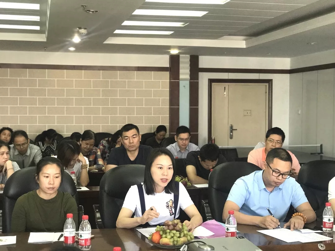 8广西勘察设计协会党支部书记、副秘书长覃燕娜（第一排，中）.jpg