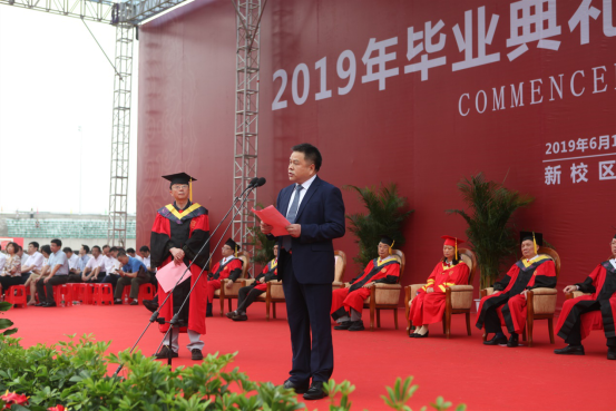 伍绍辉出席中南大学2019届毕业典礼并致辞192.png